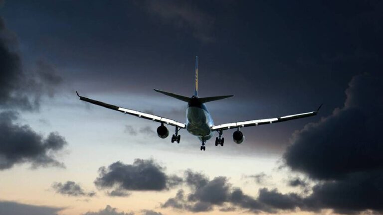 જામનગરઃ સતત 6 કલાકથી ફ્લાઈટમાં બોમ્બની તપાસ શરૂ, યાત્રિઓના સામાનનું ચેકિંગ યથાવત gujarattak