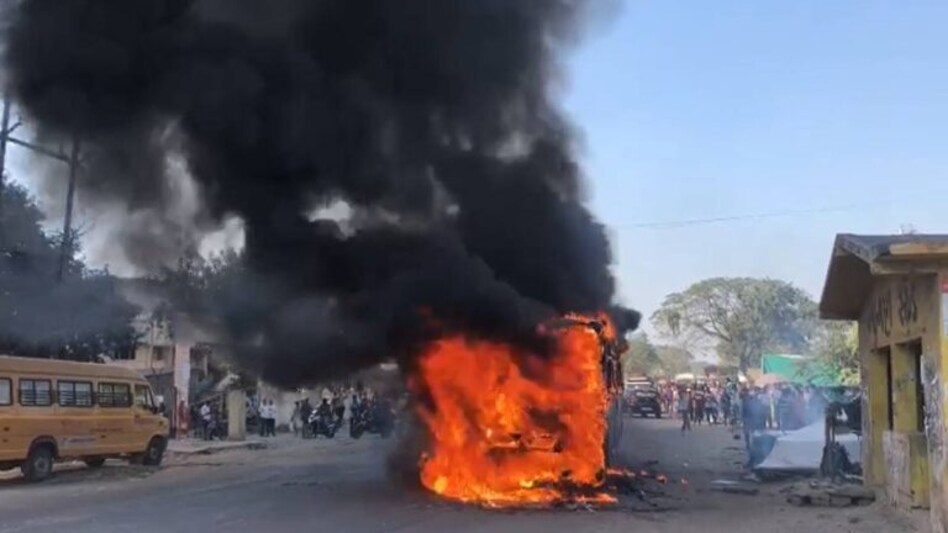 સુરતમાં હાઈસ્કૂલ સામે સીટી બસ ભડકે બળી, નજીકના પતંગ મંડપમાં પણ આગ લાગતા અફરા તફરી મચી ગઈ gujarattak