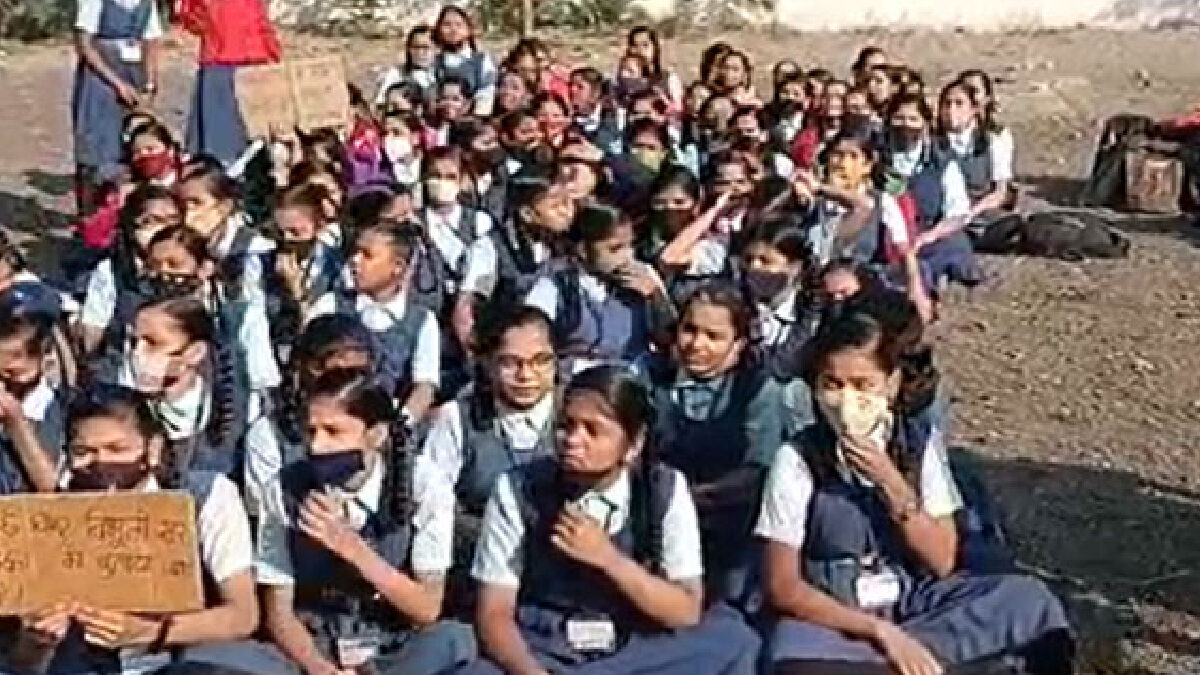 શિક્ષકને આચાર્યએ છૂટા કરતાં વિદ્યાર્થીઓ મેદાને કહ્યું, વિભૂતિ સર નહીં તો અભ્યાસ પણ નહીં gujarattak