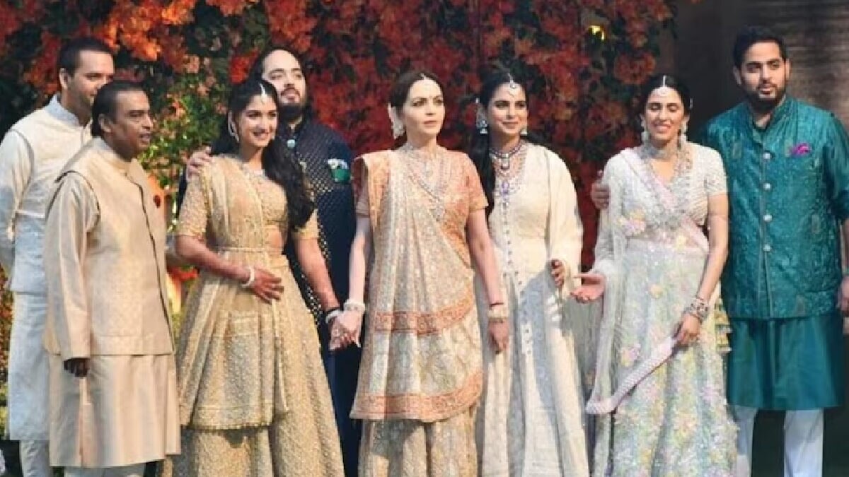 અનંત અંબાણી અને રાધિકા મર્ચન્ટે પરંપરાગત વિધિઓ મુજબ કરી સગાઈ, મુકેશ અંબાણીનો પૂરો પરિવાર જોવા મળ્યો એક ફ્રેમમાં gujarattak