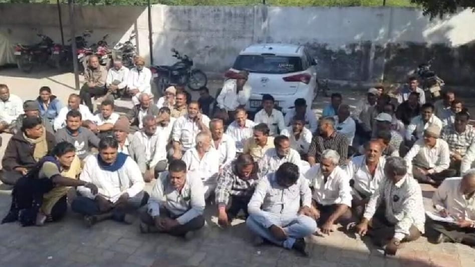 બગસરમાં ખેડૂતોના PGVCL કચેરી ખાતે ધારણા: સરકાર પર કર્યા સવાલ કહ્યું, ચુંટણી પર 10 કલાક લાઇટ તો અત્યારે કેમ નહીં? gujarattak