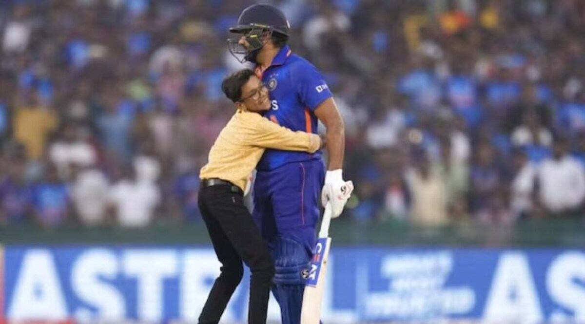 હિટમેનનો યુવા ફેન પહોંચ્યો મેદાનમાં, ચાલુ બેટિંગે ભેટી પડ્યો; ગાર્ડ આવતા થઈ જોવાજેવી gujarattak