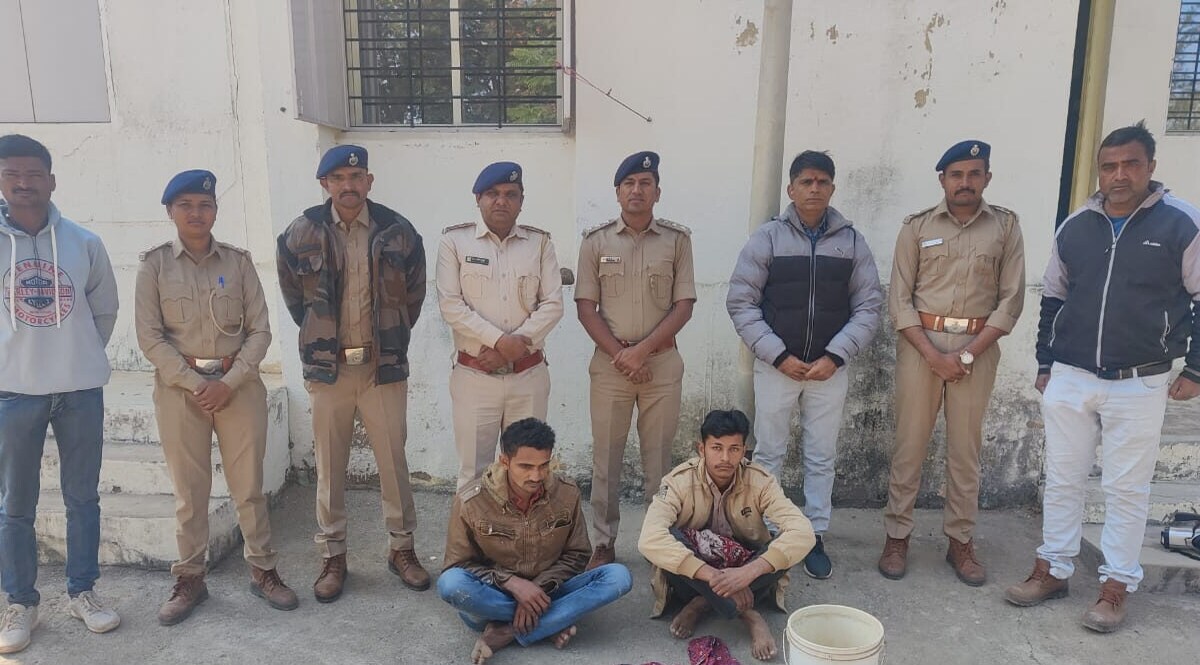 કાયદાને ઘોળીને પી જતા શિકારીઓ, કચ્છમાં સસલાનો શિકાર કરતા બે આરોપીઓ ઝડપાયા gujarattak
