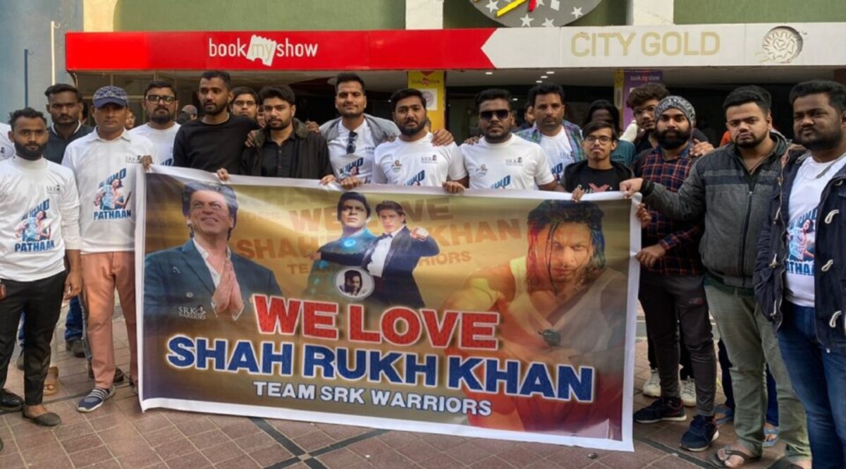 અમદાવાદમાં ‘પઠાણ’નો ક્રેઝ, ‘ટીમ SRK વોરિયર્સ’ પોસ્ટર્સ સાથે થિયેટર પહોંચી, શાહરૂખના ફોટોવાળી કેક પણ કાપી gujarattak
