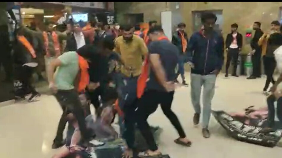 અમદાવાદના આલ્ફા વન મોલમાં તોડફોડઃ VHP અને બજરંગ દળે કર્યો પઠાણનો વિરોધ gujarattak