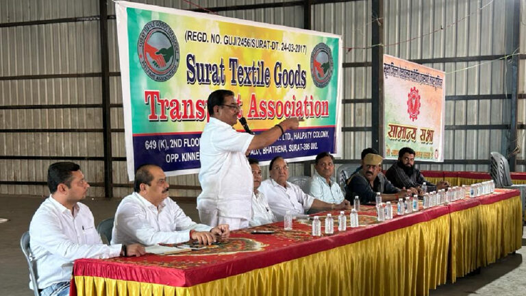 ’55 કિલોથી વધુનું પાર્સલ નહીં ઉપાડવું’ સુરત ટ્રાન્સપોર્ટ અને મજુર યુનિયનનની સભામાં ઠરાવ gujarattak