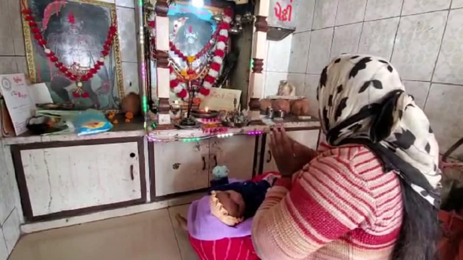 ગુજરાતમાં અહીં આવ્યું છે ભૂતનું અનોખું મંદિર, નૈવેદ્યમાં સૂખડી સાથે સિગારેટ ધરાવાય છે gujarattak