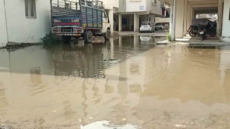 મોડાસામાં બિલ્ડરે મોટા-મોટા સપના બતાવી ફ્લેટ વેચ્યા, પાર્કિંગમાં જ ગટર ઊભરાતા રહીશોએ હોબાળો મચાવ્યો gujarattak