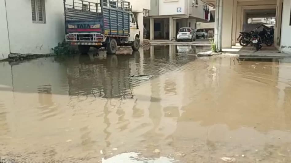 મોડાસામાં બિલ્ડરે મોટા-મોટા સપના બતાવી ફ્લેટ વેચ્યા, પાર્કિંગમાં જ ગટર ઊભરાતા રહીશોએ હોબાળો મચાવ્યો gujarattak