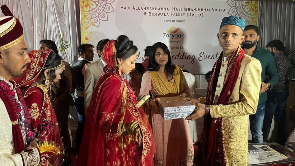અનોખા સમુહ લગ્ન, હિન્દુ-મુસ્લિમ યુગલો લગ્નગ્રંથિથી જોડાયા, ગ્રામજનોએ સ્વયંસેવક બની મહેમાનોને સાચવ્યા gujarattak