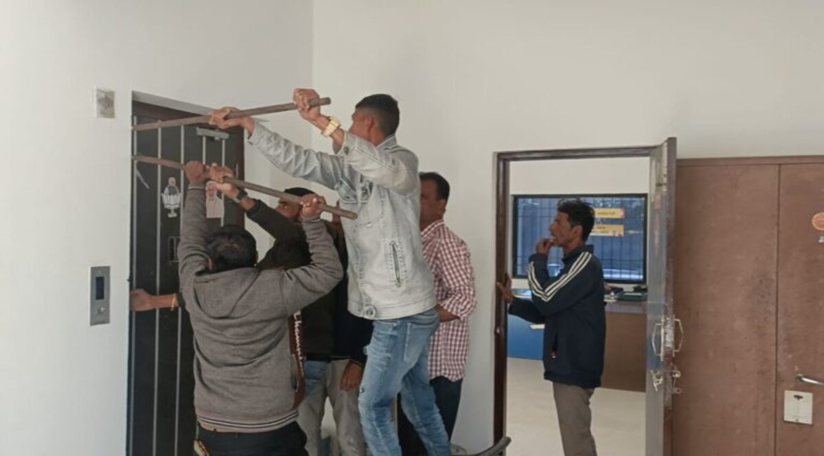 જામનગરમાં ભાજપના જિલ્લા કાર્યાલયની લિફ્ટમાં બે મજૂરો ફસાતા દોડધામ મચી ગઈ gujarattak