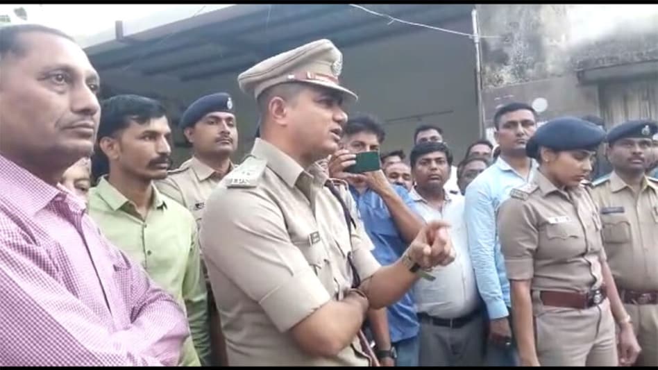 GUJARAT ઓનરકિલિંગ? આરોપી પકડાય નહી ત્યાં સુધી પોલીસ ઘરે નહી જાય, SP નું વચન gujarattak