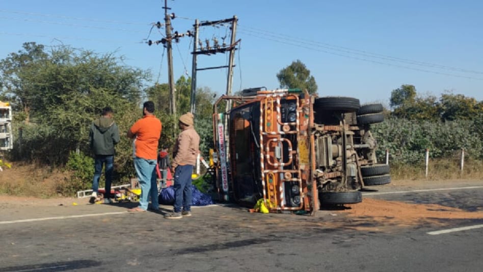 અરવલ્લીઃ ધનસુરામાં મંડપનો સામાન લઈ જતો ટ્રક પલટી ગયો, 1નું મોત 4 ઈજાગ્રસ્ત gujarattak