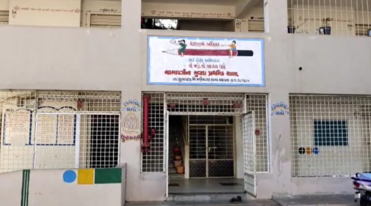 આસારામની આરતીના કારણે એક્શનઃ મહિસાગરની શાળાના 5 શિક્ષકોને છૂટા કરાયા gujarattak