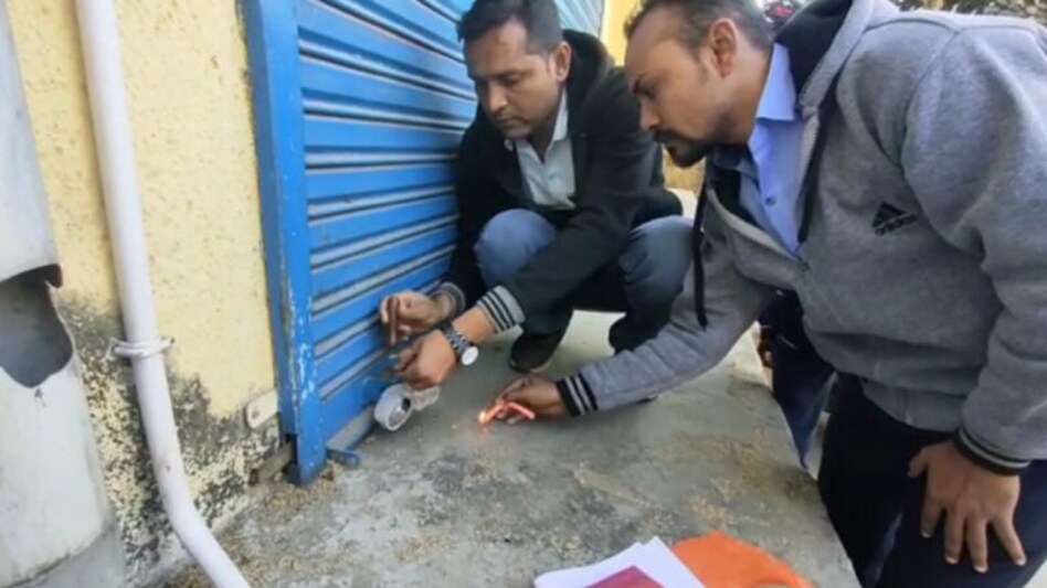 તબેલે તાળા મારવાની મથામણઃ બાલાસિનોરમાં MGVCLએ કનેક્શન કાપી લેતા, નગરપાલિકા ટેક્ષ વસુલવા નીકળી gujarattak