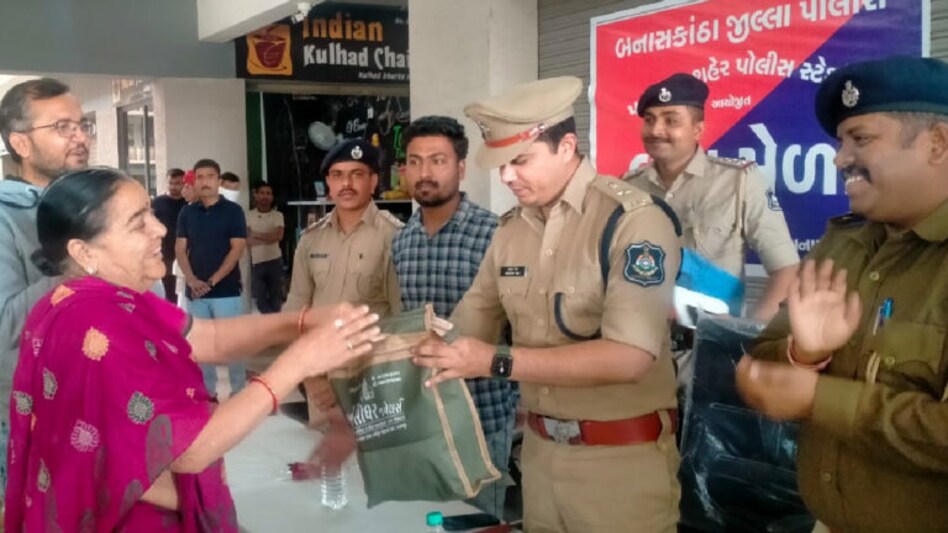 લાખો દાગીના-રૂપિયા ભરેલો થેલો મહિલા રિક્ષામાં ભૂલી ગઈઃ પછી પોલીસે કરી એવી રીતે મદદ કે તમે સલામ કરશો gujarattak