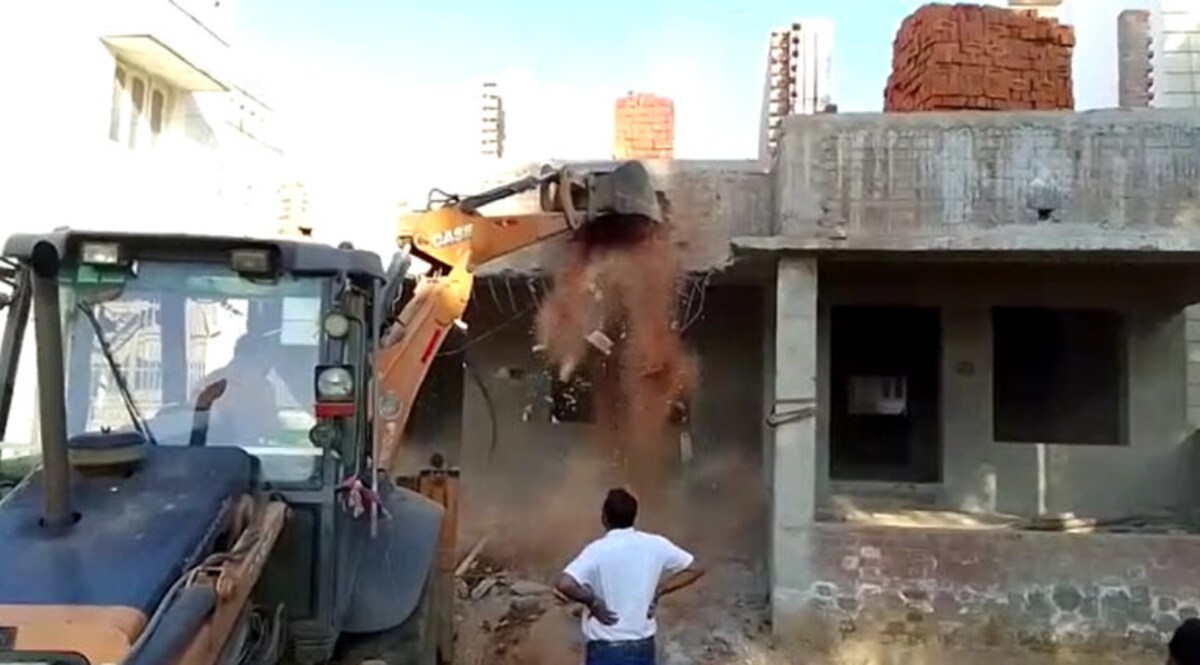 હજુ તો ઘર બનતું જ હતું કે દબાણ હટાવવા આવી મોડાસા નગરપાલિકાઃ Video gujarattak