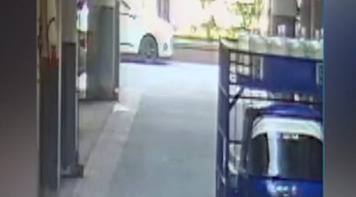 સુરતઃ ટેબલ પર ચઢી સફાઈ કરવા જતા ત્રીજા માળેથી પટકાઈ મહિલા, સ્થળ પર જ મોત- CCTV આવ્યા સામે gujarattak