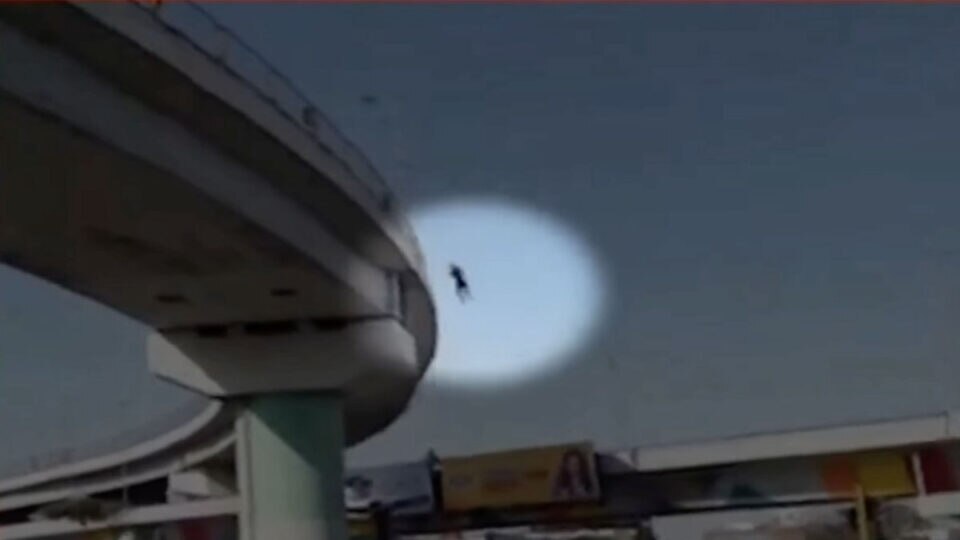 AHMEDABAD માં ચાલુ ટ્રાફિક વચ્ચે યુવતીએ મોતની છલાંગ, ઘટનાનો VIDEO VIRAL gujarattak