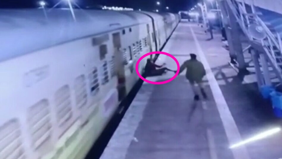 CCTV: દાહોદમાં ટ્રેન સાથે 30 મીટર ઢસેડાઈ મહિલા, ચાલુમાં ઉતરવા જતા જુઓ શું થયું? gujarattak
