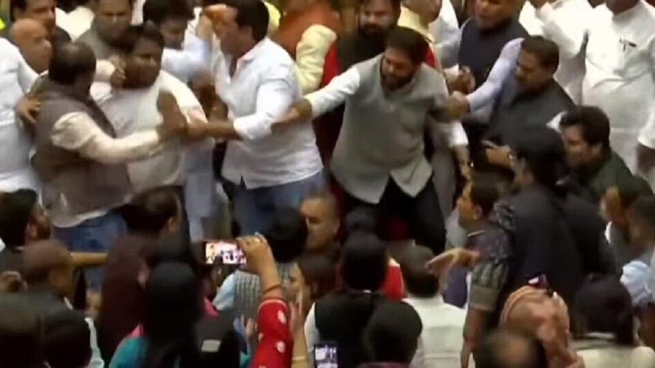 વાળ ખેંચ્યા, લાફા માર્યા… દિલ્હી MCD ફરી મારપીટનો અખાડો બની, AAP-BJPના કોર્પોરેટરો બાખડ્યા gujarattak