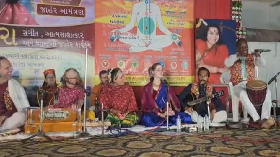 વિદેશી ભુરિયાઓને ભજન સાંભળીને તમે ડાયરાના કલાકારોને પણ ભુલી જશો gujarattak