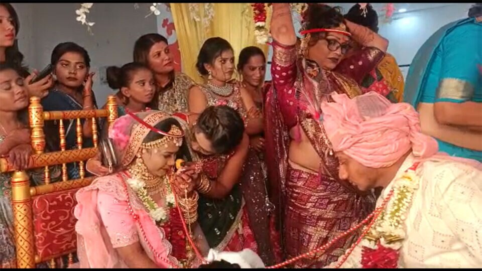 Godhra માં કિન્નર સમાજે દીકરી ઉછેરીને તેના ધામધૂમથી લગ્ન કરાવ્યા gujarattak