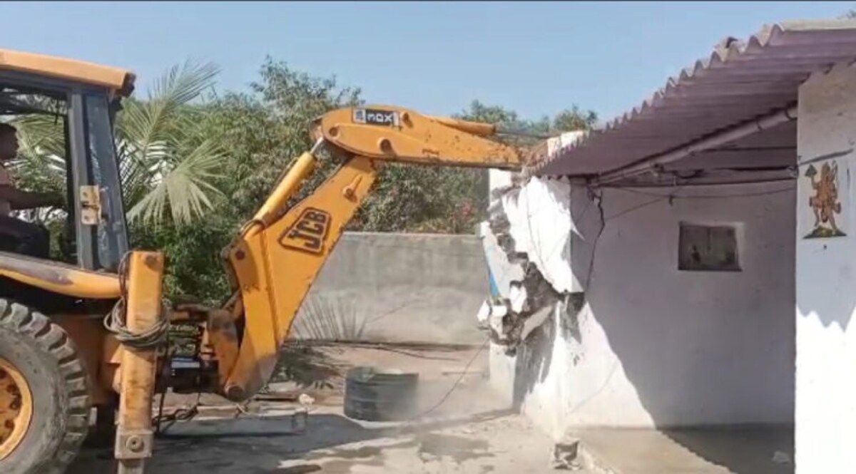 વડોદરા બાદ ભાવનગરમાં ફર્યું દાદાનું બુલ્ડોઝરઃ કરોડોની જમીન પર મેગા ડિમોલિશન gujarattak