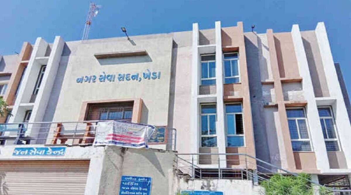 ખેડા નગરપાલિકાનો અંધેર વહીવટ, MGVCLને હપ્તામાં પણ લાઈટબિલ ન ચૂકવતા વીજ કનેક્શન કપાયું gujarattak