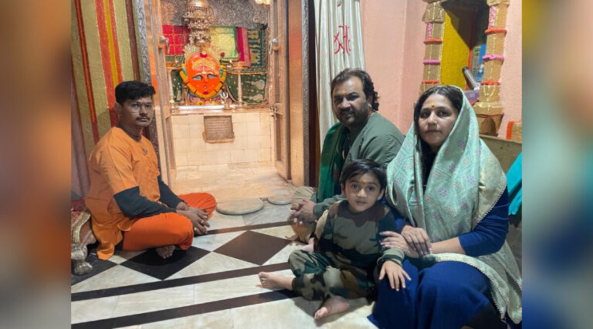 જુનાગઢમાં ગિરનારીના ચરણોમાં બેસી કિર્તિદાન ગઢવીએ ગાયી સ્તૂતિ- Video gujarattak