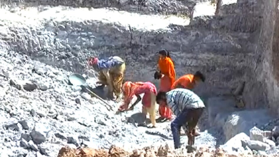 ગુજરાતના આદિવાસી યુવાનની ‘માંઝી દ માઉંટન મેન’ જેવી કહાનીઃ ‘તોડેંગે નહીં તબ તક છોડેંગે નહીં’ gujarattak