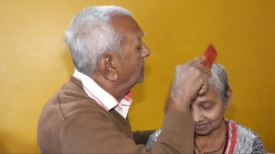 Valentine’s Day: મોડાસામાં 12 વર્ષથી બીમાર પત્નીની સેવા કરી પ્રેમની અભિવ્યક્તિ gujarattak