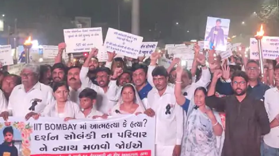 દર્શન સોલંકીના પરિવારને ન્યાય આપવાની માગ સાથે અમદાવાદમાં કેન્ડલ માર્ચ અને વિશાળ રેલી, ધારાસભ્યો સહિતના લોકો જોડાયા gujarattak