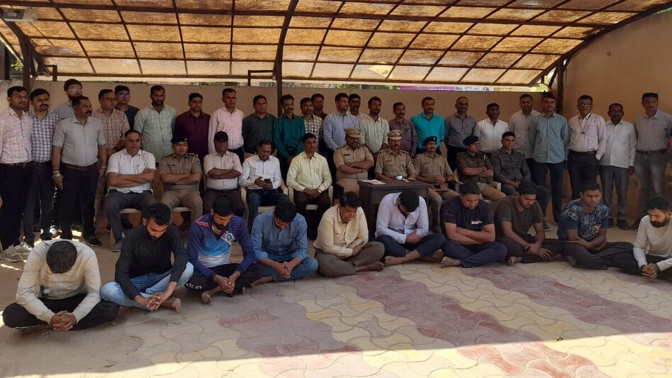 આર્યન મોદી મર્ડર કેસમાં મોદી સમાજના વિરોધ બાદ આરોપીઓ પોલીસના સંકજામાં, જાણો ક્યાં થયા હતા ફરાર ? gujarattak