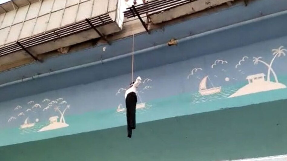 જુનિયર ક્લાર્કના પેપરલીક મુદ્દે સરકારના પુતળાને ફાંસી આપી સુત્રોચ્ચાર થતા પોલીસ દોડતી થઇ gujarattak