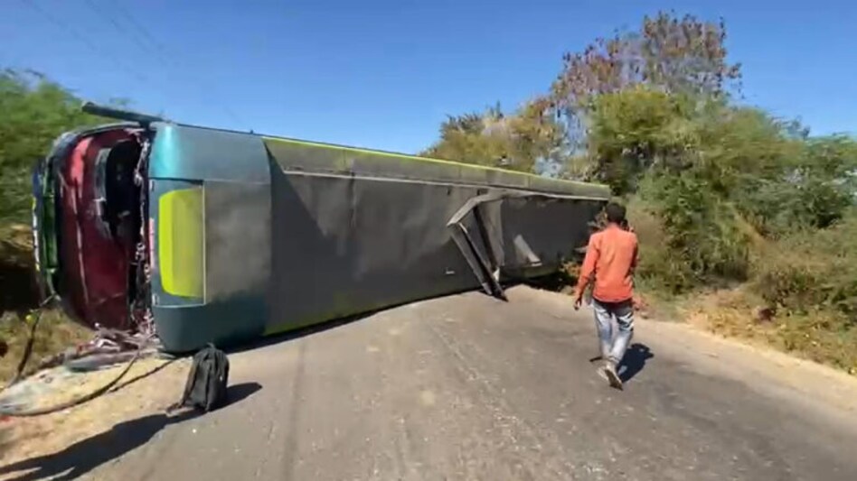 અમરેલીઃ પુર ઝડપે જતી શિવ કમલ ટ્રાવેલ્સની બસ સામેથી કાર આવતા પલ્ટી ખાઈ ગઈ- Video gujarattak