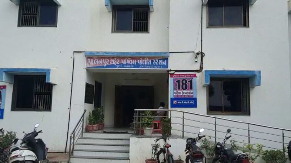 ‘અમારા સમાજની દીકરી સાથે કેમ સંબંધ રાખે છે ‘, પાલનપુરમાં યુવકને નગ્ન કરી 7 લોકોનું ટોળું તૂટી પડ્યું gujarattak