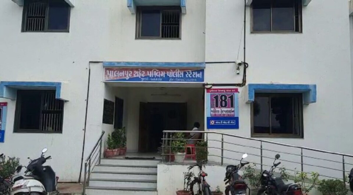 ‘અમારા સમાજની દીકરી સાથે કેમ સંબંધ રાખે છે ‘, પાલનપુરમાં યુવકને નગ્ન કરી 7 લોકોનું ટોળું તૂટી પડ્યું gujarattak
