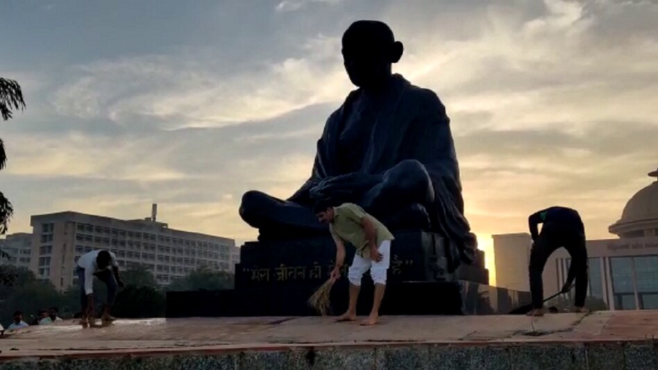 બજેટ સત્ર પહેલા શંકર ચૌધરી જાતે વિધાનસભા પરિસરમાં સફાઈ કરતા જોવા મળ્યા, સામે આવ્યો વીડિયો gujarattak