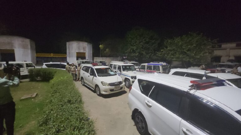 Breaking: ગુજરાતની અનેક જેલોમાં પોલીસનું બોડી વોર્ન કેમેરા સાથે ચેકીંગ, હર્ષ સંઘવીની બેઠક બાદ કાર્યવાહી gujarattak