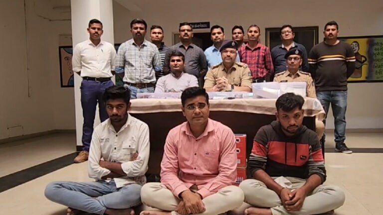 Farziના શાહિદ કપુર બનવા નીકળ્યા પણ અમદાવાદ પોલીસે નકલી નોટો સાથે પકડી પાડ્યા, પકડ્યું કારખાનું gujarattak