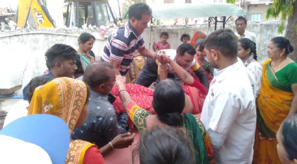 ભાવનગરઃ ગેરકાયદે મકાન તૂટતુંજોઈ મહિલા થઈ ગઈ બેભાન, સ્વીમીંગપુલ બનાવવા કોર્પોરેશને હટાવ્યા દબાણ gujarattak