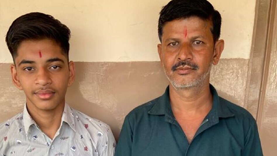 15 વર્ષના દીકરા સાથે 42 વર્ષના પિતા આપી રહ્યા છે બોર્ડની પરીક્ષા, સાથે વાંચીને કરે છે પેપરની તૈયારી gujarattak