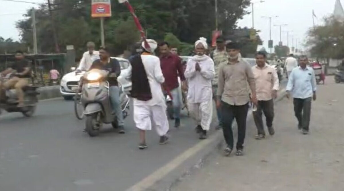 આત્માને ભાસ થયો અને વૃદ્ધ…ગોધરાથી ઉલ્ટા પગે ચાલી નીકળ્યા દ્વારકાની યાત્રાએ!- Video gujarattak