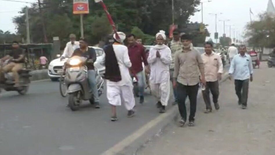 આત્માને ભાસ થયો અને વૃદ્ધ…ગોધરાથી ઉલ્ટા પગે ચાલી નીકળ્યા દ્વારકાની યાત્રાએ!- Video gujarattak