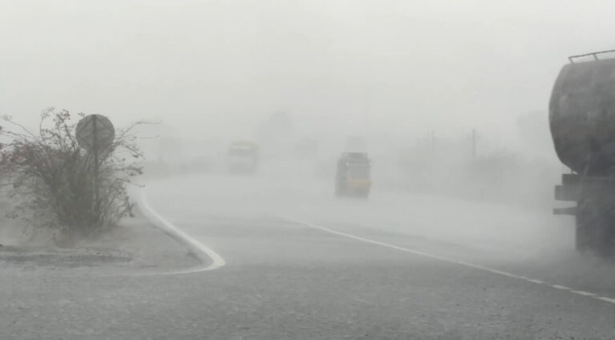 કચ્છમાં ભારે વરસાદથી વિઝિબિલિટી ઝીરોઃ જુઓ ધોધમાર વરસાદની તસવીરો gujarattak