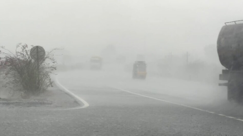 કચ્છમાં ભારે વરસાદથી વિઝિબિલિટી ઝીરોઃ જુઓ ધોધમાર વરસાદની તસવીરો gujarattak