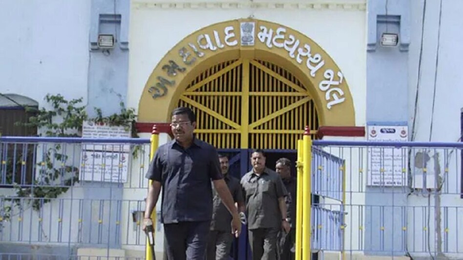 UPનો હિસ્ટ્રીશીટર બંધ છે તે સાબરમતી જેલમાં ગંભીર બેદરકારી! પોલીસની રેડમાં સ્માર્ટફોન-ગાંજાના પેકેટ મળ્યા gujarattak