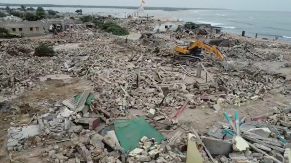 દ્વારકામાં દબાણ હટાવી લાખો ફૂટ જમીન કબજે મેળવ્યા બાદ, કાટમાળ હટાવવાની કામગીરી પુરજોશમાંઃ Video gujarattak