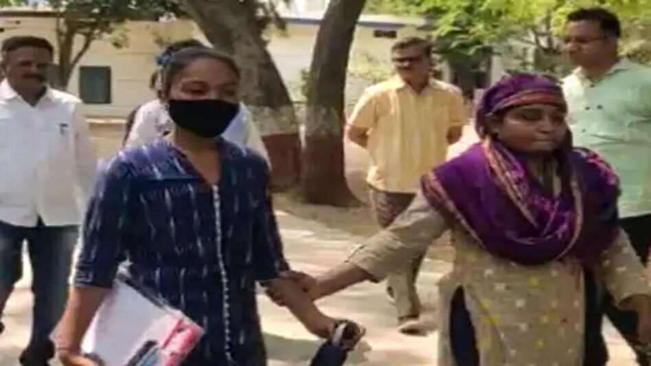 માતાનું મોત છતા બહાદુર દિકરી પરીક્ષા આપવા પહોંચી, અધિકારીના જડ વલણના કારણે માતાના અગ્નિ સંસ્કારમાં હાજર ન રહી શકી gujarattak